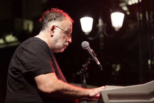 Θρήνος και συγκίνηση στο τελευταίο «αντίο» στον Θάνο Μικρούτσικο