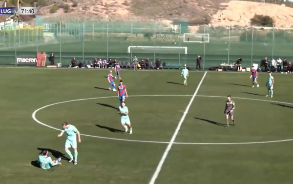 Ο Κούτσιας δέχθηκε επίθεση από συμπαίκτη του, σε φιλικό ματς ποδοσφαίρου (Βίντεο)