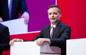 Χάρης Δούκας: Η κατοικία είναι ανθρώπινο δικαίωμα, όχι χρηματιστηριακό προϊόν