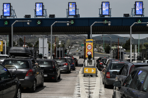 Έξοδος Πάσχα 2025: Αυξημένη κίνηση σε Αττική, εθνικές οδούς και λιμάνι του Πειραιά
