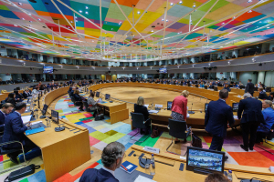 Σε τεντωμένο «σχοινί» η ΕΕ, συζητά εναλλακτικές για άμεση βοήθεια στην Ουκρανία