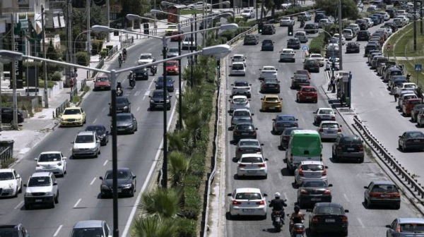 Φωτιά σε αυτοκίνητο στην Περιφερειακή Υμηττού – Στο «κόκκινο» η κίνηση