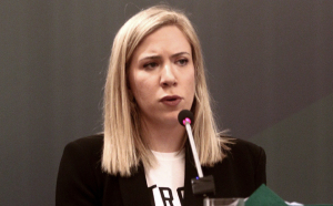 Δήμος Αθηναίων: Η Αντιδήμαρχος Καθαριότητας απαντά στον Μπακογιάννη για τους «ακριβούς» κάδους