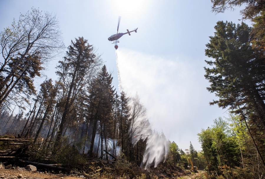 Χαοτικές δασικές πυρκαγιές «πνίγουν» τον Καναδά, άνοιξαν κέντρα που φιλτράρεται ο αέρας