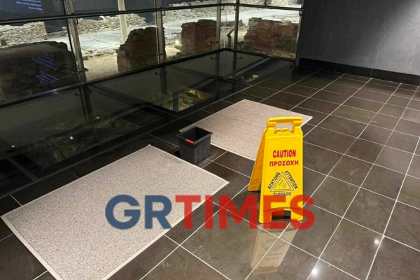 Μετρό Θεσσαλονίκης: «Τρώνε» τα ρέστα τα μηχανήματα έκδοσης εισιτηρίων, στάζει το ταβάνι σε σταθμούς (Βίντεο)