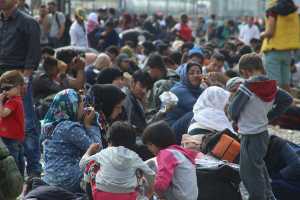 Άνοιξε ξανά η «χαραμάδα» στην Ειδομένη - 7.000 πρόσφυγες εκληπαρούν να περάσουν