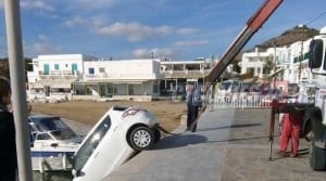 Αυτοκίνητο έκανε «βουτιά» σε λιμανάκι στην Πάρο