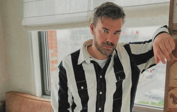 Ο Γιώργος Σαμπάνης «ντύνει» το τραγούδι «Προς το παρόν» με εικόνες- Δείτε το βίντεο