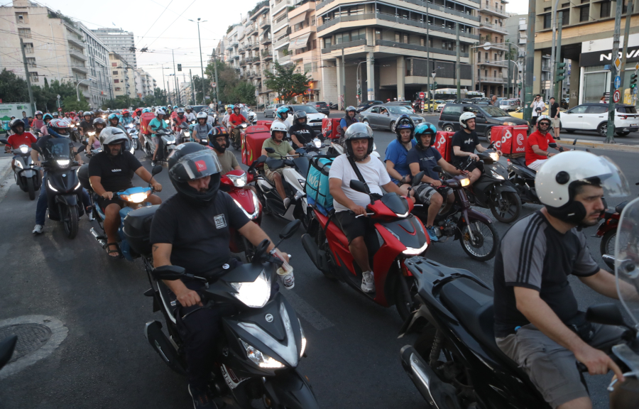 «Δεν παίζουμε με τα δικαιώματά μας»: Στάση εργασίας διανομέων την ώρα του Μουντιάλ (βίντεο, εικόνες)