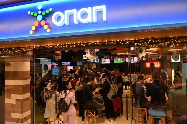 Ζήσε την αγώνα Άρης-ΑΕΚ στο κατάστημα ΟΠΑΠ στην OPAP Arena - Εκπλήξεις με «κιτρινόμαυρο» χρώμα για τους φίλους της ΑΕΚ