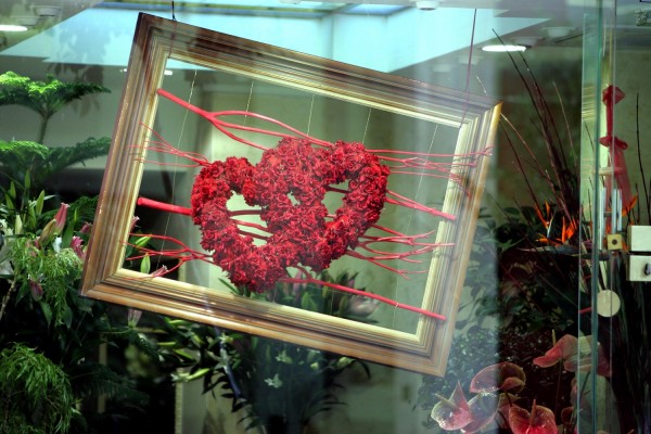 Ο Άγιος Βαλεντίνος κοστίζει στον Ελληνα 74 ευρώ