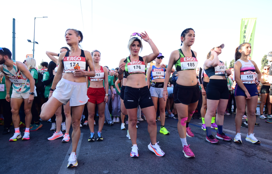 Ημιμαραθώνιος Αθήνας 2025: Εικόνες από την εκκίνηση - Συμμετέχουν 25.000 δρομείς