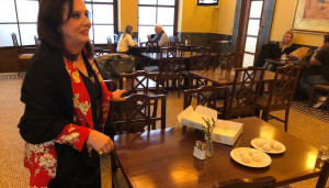 Η Μεγαλοοικονόμου κέρασε κουραμπιέδες στη Βουλή