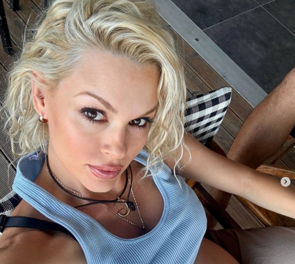 Βίκυ Κάβουρα: Με προστατεύει ο Άγιος Ραφαήλ, την κόρη μας θα τη βαφτίσουμε Ματθίλδη - Ραφαηλία