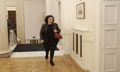 Επιμένει η Βαλαβάνη για αύξηση ΦΠΑ σε Μύκονο και Σαντορίνη