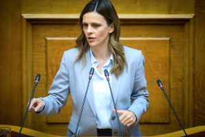 Έφη Αχτσιόγλου για Αναθεώρηση: «Όχι παιχνίδια με το Σύνταγμα»