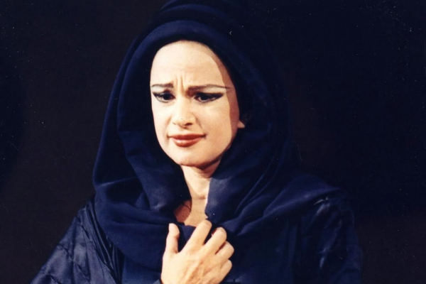 Αλίκη Βουγιουκλάκη: Σπάνιο στιγμιότυπο από την περίοδο που έπαιζε την Αντιγόνη στην Επίδαυρο (Φωτογραφία)