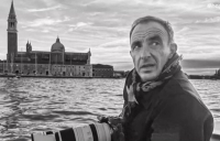 Η τρίτη ηλικία μέσα από τον φακό του Νίκου Αλιάγα στο Μουσείο του Ανθρώπου (Βίντεο)