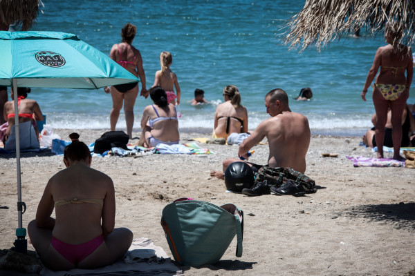 Καιρός Αγίου Πνεύματος: Ανεβαίνει αύριο η θερμοκρασία, πού θα βρέξει