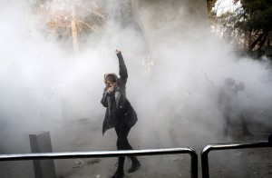 Ιρανοί βουλευτές έκαψαν χάρτινη αμερικανική σημαία στο κοινοβούλιο
