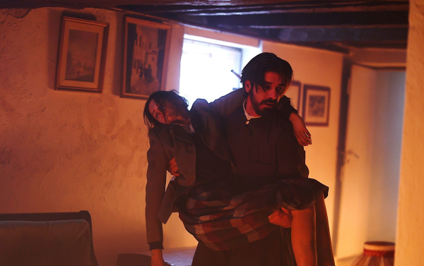 «Άγιος Έρωτας»: Ο πατήρ Νικόλαος σώζει τη Δώρα από τις φλόγες