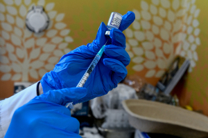 ΕΟΔΥ: Ο κορονοϊός δεν τελείωσε, οδηγίες για rapid test και μάσκες