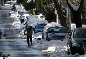 Κακοκαιρία Ελπίς: Απίστευτες εικόνες, πολίτες στην Πεντέλη μαζεύουν χρήματα για να νοικιάσουν μπουλντόζα (βίντεο)