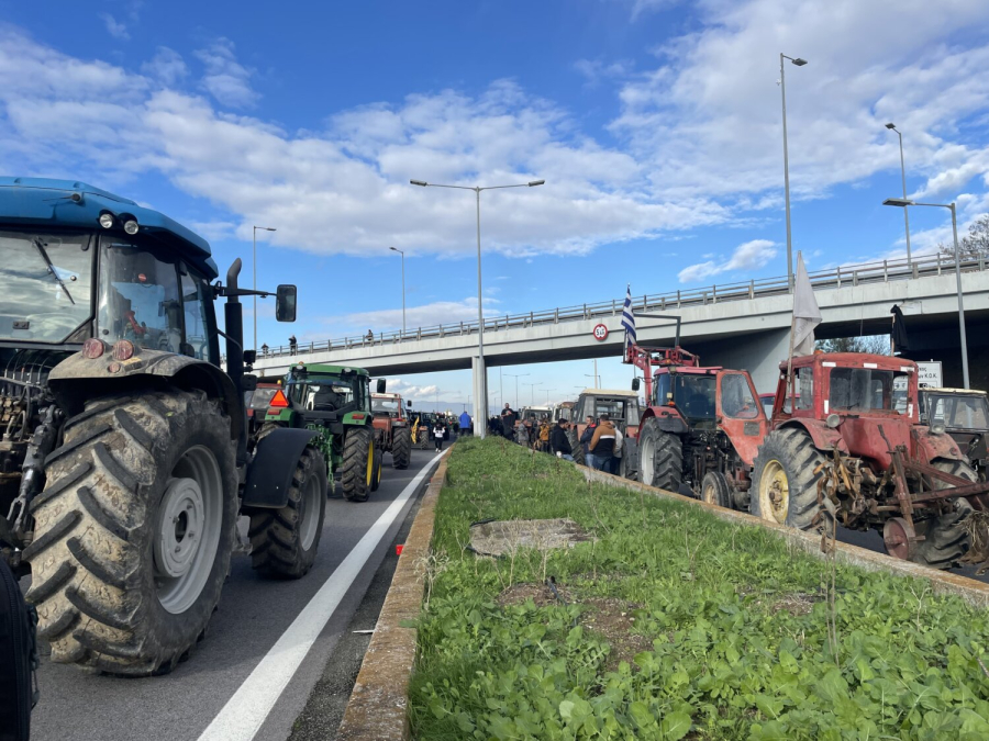 Στην Εθνική Οδό τα τρακτέρ – Φραγμός των αγροτών σε κλούβες της ΕΛΑΣ, έπεσαν ξύλο και χημικά