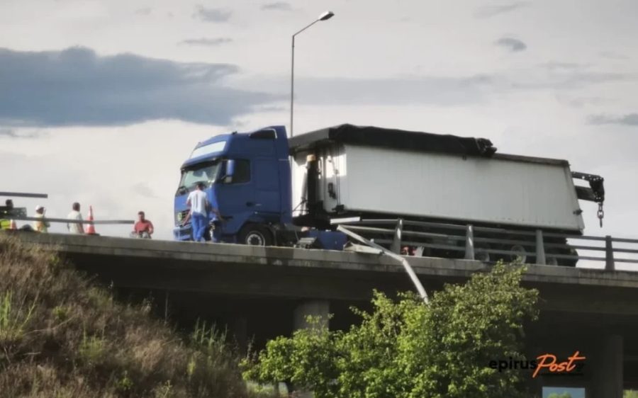 Εγνατία Οδός: Νταλίκα ντελαπάρισε - Κλειστό το ρεύμα προς Θεσσαλονίκη