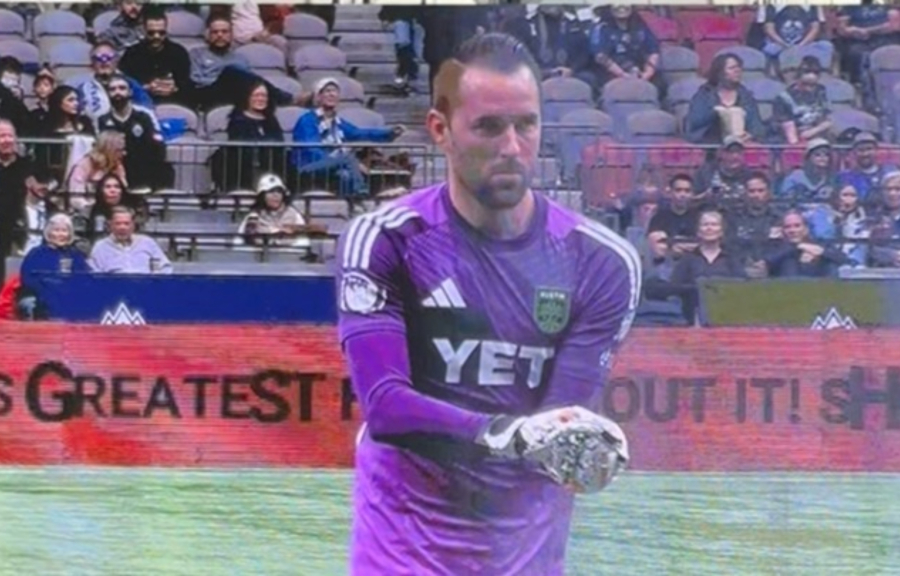 Απίστευτο σκηνικό: Ποντίκι διέκοψε αγώνα (βίντεο)