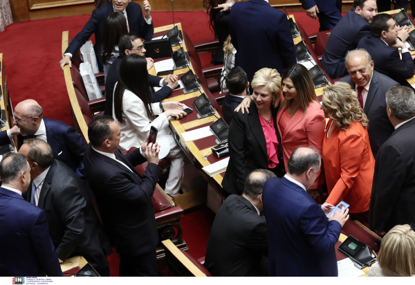 Εκλογές 2023: Η ορκωμοσία των βουλευτών από άλλη...ματιά