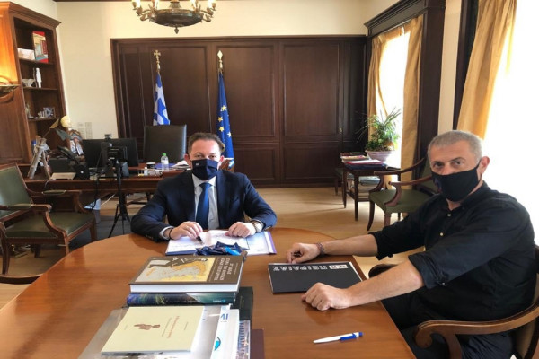 Συνάντηση Πέτσα – Μώραλη για προσλήψεις, σχολικά κτίρια και πρόγραμμα «Α. Τρίτσης»