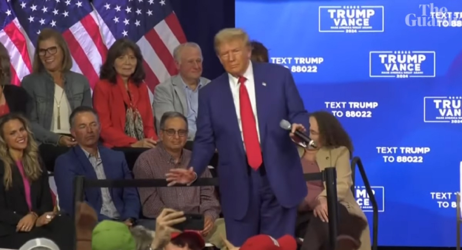 Το κρυφό ταλέντο του Τραμπ: Λίκνισμα από το Con Te Partirò έως το YMCA (Βίντεο)