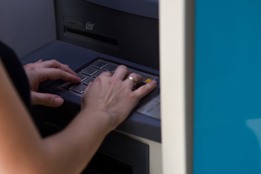 Τι αλλάζει από σήμερα στις χρεώσεις στα ΑΤΜ των τραπεζών