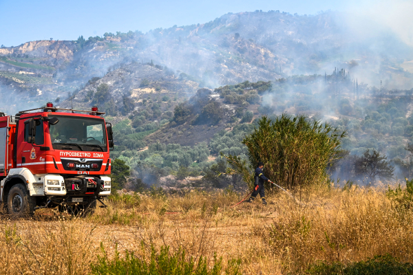 Οριοθετήθηκε η φωτιά στην Καμηλόβρυση Λαμίας