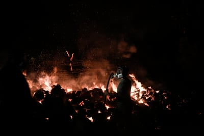 Φωτιές-Αττική: Οι φλόγες έζωσαν και το καζίνο της Πάρνηθας (εικόνα)