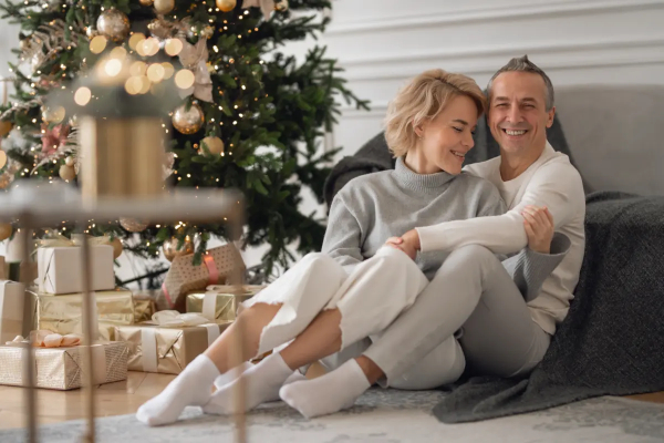 Γιορτές και σχέσεις: Πώς να μείνετε κοντά όταν όλα γύρω τρέχουν