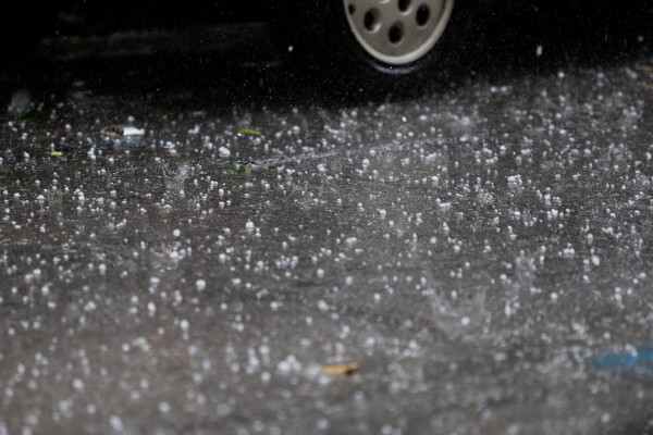 Χαλάζι στην Αττική: Η κακοκαιρία «χτύπησε» και το... Twitter (pics+vid)