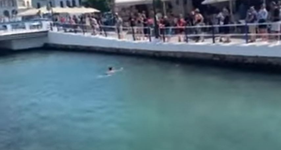 Απίστευτο σκηνικό στον Άγιο Νικόλαο: Έπεσε στη λίμνη να... σώσει τα λεφτά του κι ο κόσμος ζητωκραύγαζε (βίντεο)
