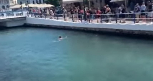 Απίστευτο σκηνικό στον Άγιο Νικόλαο: Έπεσε στη λίμνη να... σώσει τα λεφτά του κι ο κόσμος ζητωκραύγαζε (βίντεο)