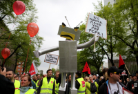 Με απεργιακές κινητοποιήσεις «αμαυρίζουν» την Black Friday οι εργαζόμενοι της Amazon