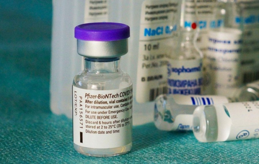 Pfizer: Το όπλο της εταιρείας στη μείωση της αποτελεσματικότητας των εμβολίων της ανά δίμηνο