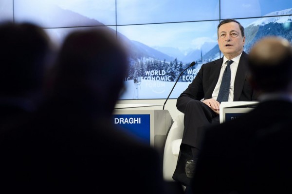 Ο Nτράγκι κόβει στο μισό το QE - Υποχώρηση του ευρώ μετά τις αποφάσεις της ΕΚΤ
