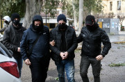 Στην Ευελπίδων με χειροπέδες ο Δημήτρης Λιγνάδης - Τι προβλέπει ο νόμος