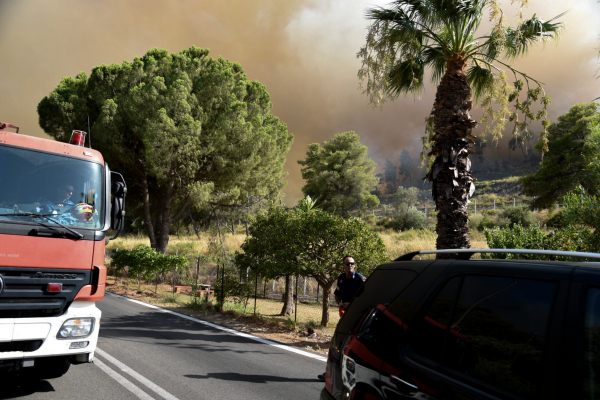 Η φωτιά στην Αχαΐα προκάλεσε μποτιλιάρισμα στην παλαιά και τη νέα Εθνική Οδό (βίντεο)