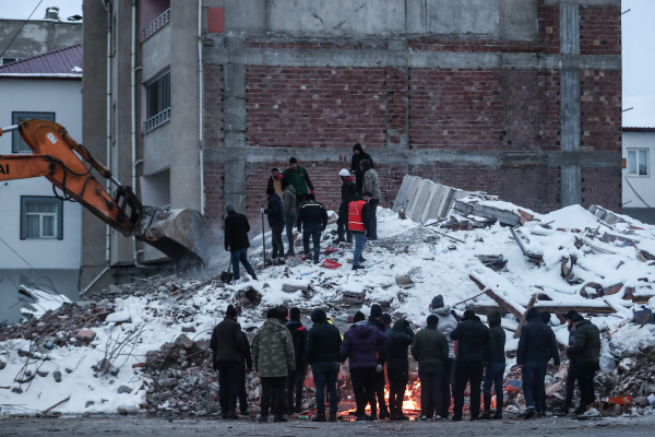 Αν η ανθρώπινη τραγωδία είχε πρόσωπο: Πατέρας κρατά το χέρι της νεκρής κόρης του μέσα στα συντρίμμια