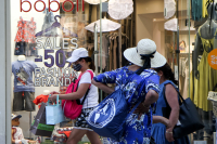 Ξεκινούν σήμερα οι θερινές εκπτώσεις - Ανοικτά την Κυριακή τα καταστήματα