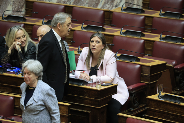 Νέο επεισόδιο Άδωνι - Ζωής στη Βουλή για... κρακεράκια