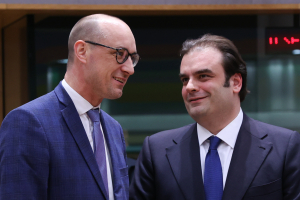 Ο Κυριάκος Πιερρακάκης εξασφαλίζει την πλειοψηφία για την προεδρία του Eurogroup (LIVE ΕΙΚΟΝΑ)