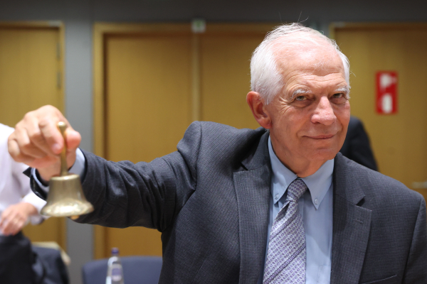 Αυστηρό μήνυμα Μπορέλ: Υποχρεωμένες οι χώρες της ΕΕ να εφαρμόσουν το ένταλμα σύλληψης